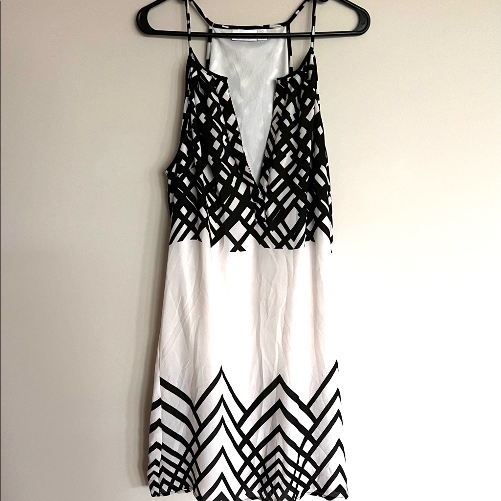 Bisou Bisou Black And White Geometric Sleeveless Dress